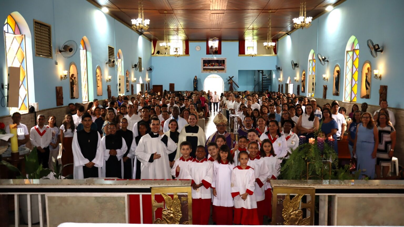 Jovens recebem o Sacramento da Crisma em Nova Europa - Diocese de Jaú