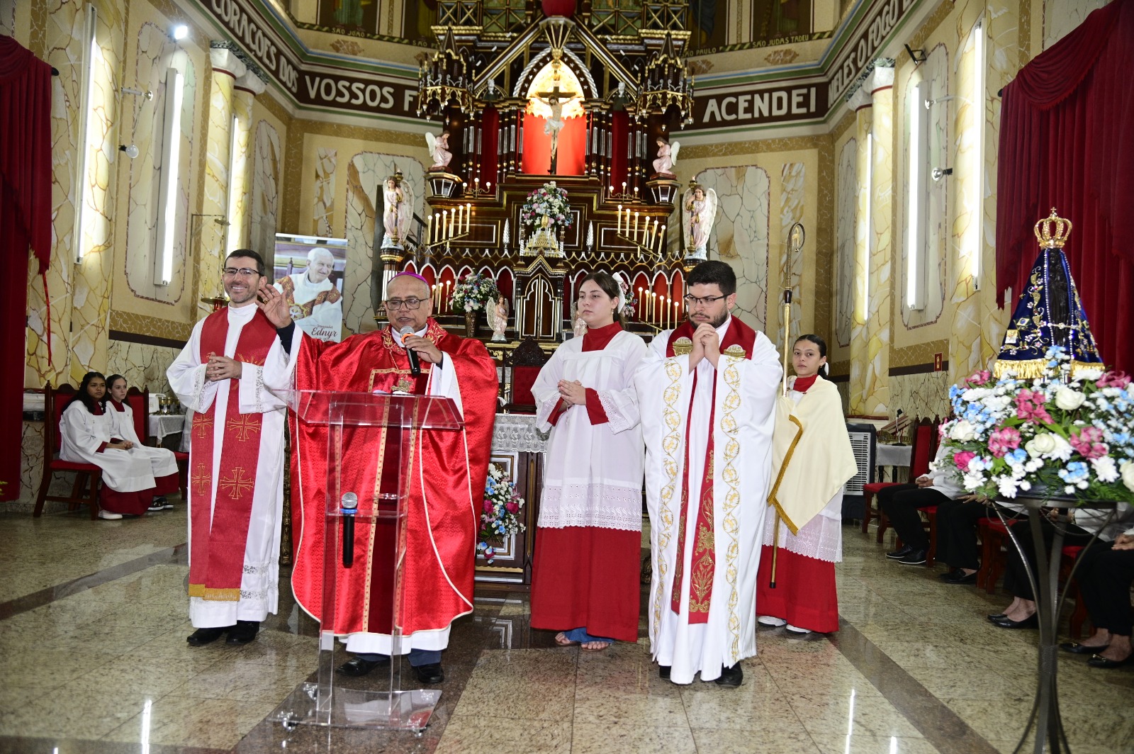 Celebração do Sacramento da Crisma na Paróquia Divino Espírito Santo em ...